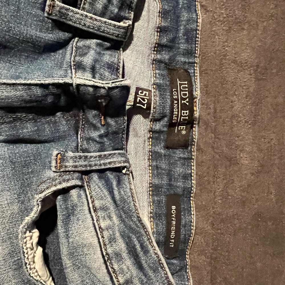 Judy blue boyfriend fit size 5 capri distressed
